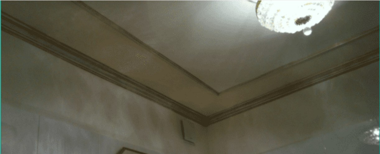 Decke mit Stuckprofilen und Lichtleiste